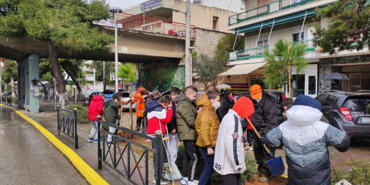 Δήμος και παιδιά από το 1ο Δημοτικό φύτευσαν τη νησίδα της οδού Μελίνας Μερκούρη