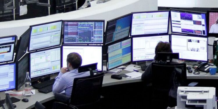 Έκτακτο σχέδιο της Κομισιόν για ενδεχόμενο ενεργειακού μπλακάουτ: Τηλεργασία και φρένο στα ΙΧ