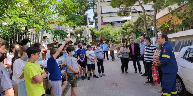 Μαθήματα Πολιτικής Προστασίας από την Πυροσβεστική και τον Δήμο Ηρακλείου Αττικής στα σχολεία της πόλης: Αρχή από το 1ο Δημοτικό