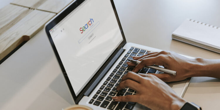 Πρόβλεψη για μείωση στις παραδόσεις PC, tablets και smartphones το 2022