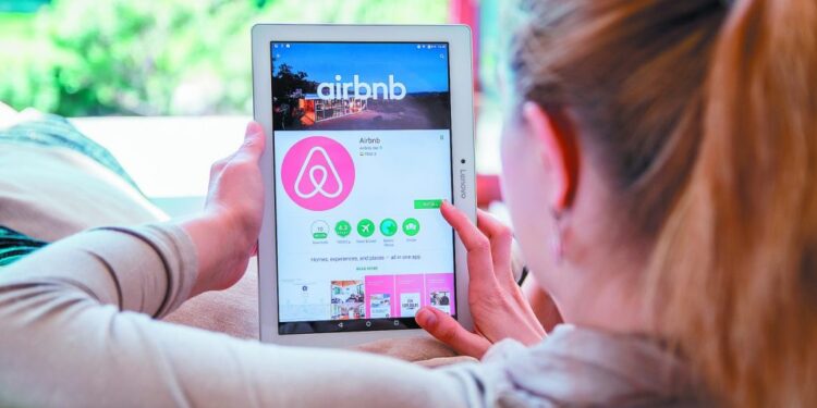 Airbnb: Απαγορεύονται οριστικά τα πάρτι σε νοικιασμένους χώρους