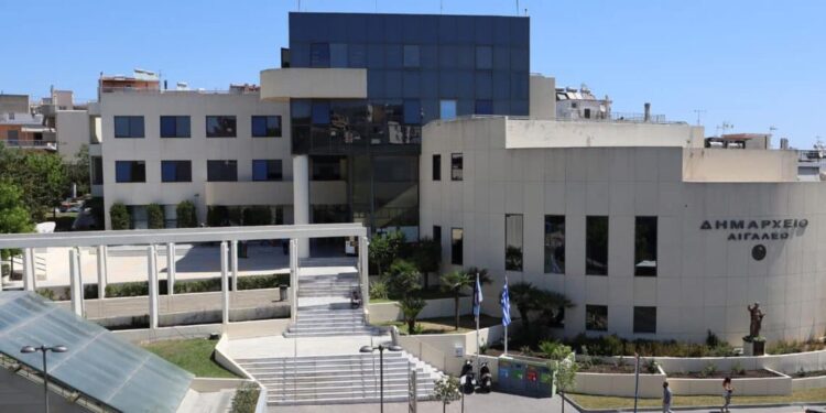 Καταδικάζει η ΚΕΔΕ την επίθεση κουκουλοφόρων στο Δημαρχείο του Αιγάλεω