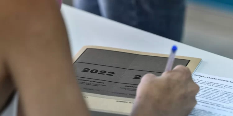 Πανελλήνιες εξετάσεις 2022 : Ανακοινώθηκαν οι βάσεις εισαγωγής στα ΑΕΙ