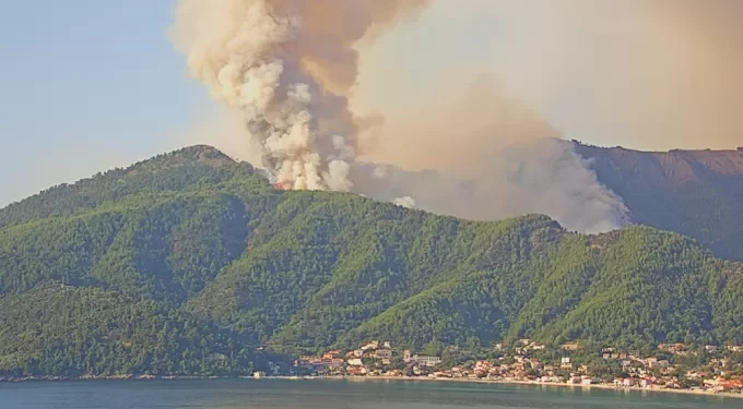 Μαίνεται η φωτιά στη Θάσο – Μήνυμα του 112 για τα Κοίνυρα
