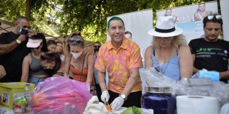 Ο Γιώργος Μαζωνάκης μαγειρεύει για τον «Άλλο Άνθρωπο» στην πλατεία Κουμπάκη Νίκαιας