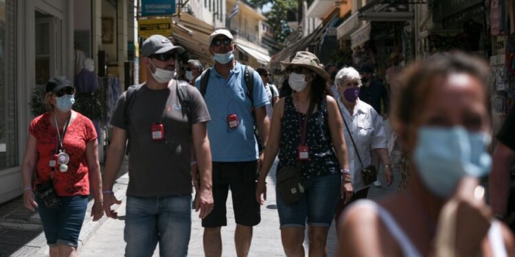 ΕΟΔΥ: 40.100 κρούσματα, 101 διασωληνωμένοι και 180 θάνατοι την τελευταία εβδομάδα