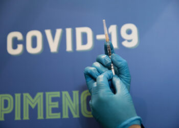 Εθνική Επιτροπή Εμβολιασμών: Σε ποιες ομάδες πληθυσμού συστήνεται η αναμνηστική δόση με τα επικαιροποιημένα εμβόλια