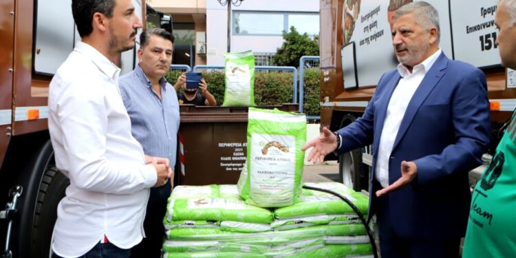 Παράδοση καφέ κάδων και απορριμματοφόρων συλλογής βιοαποβλήτων από τον Γ. Πατούλη στον Δήμο Δάφνης – Υμηττού