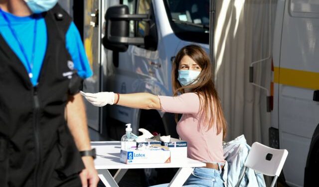 Κοροναϊός: 36.146 κρούσματα την τελευταία εβδομάδα – 82 διασωληνωμένοι και 111 θάνατοι