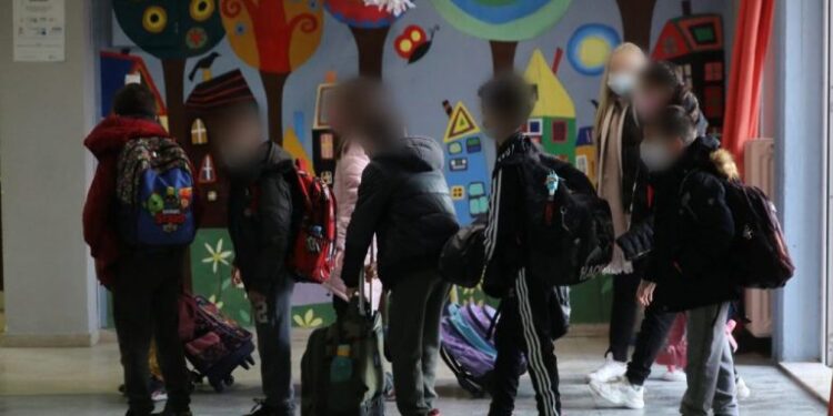 Σχολεία: Τα μέτρα για τον κοροναϊό – Τι ισχύει για μάσκες, τεστ, νοσήσαντες και ανεμβολίαστους