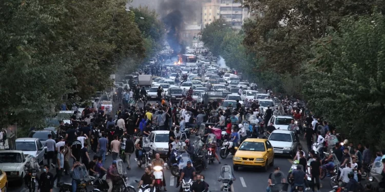 Τρόμος στο Ιράν: Μαζικές συλλήψεις διαδηλωτών, ακτιβιστών, δημοσιογράφων