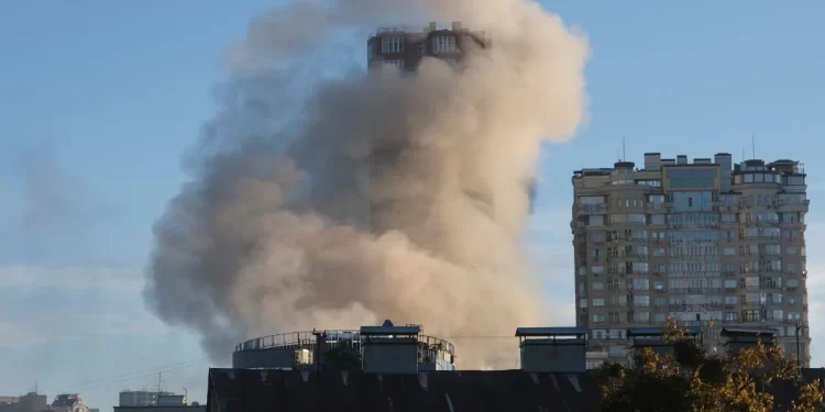 Μπαράζ πυραυλικών επιθέσεων σε όλη την Ουκρανία – Χωρίς νερό και ρεύμα περιοχές του Κιέβου