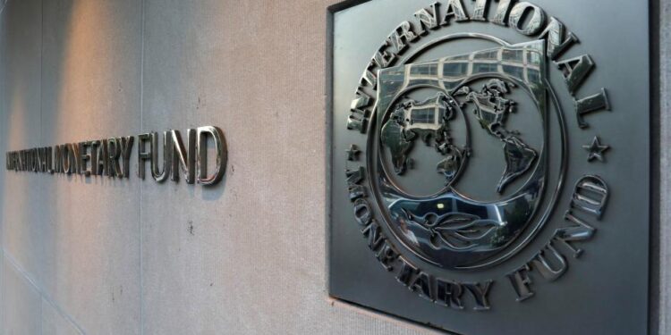 Πρωτογενή πλεονάσματα από το 2023 και μείωση του χρέους προβλέπει για την Ελλάδα το ΔΝΤ