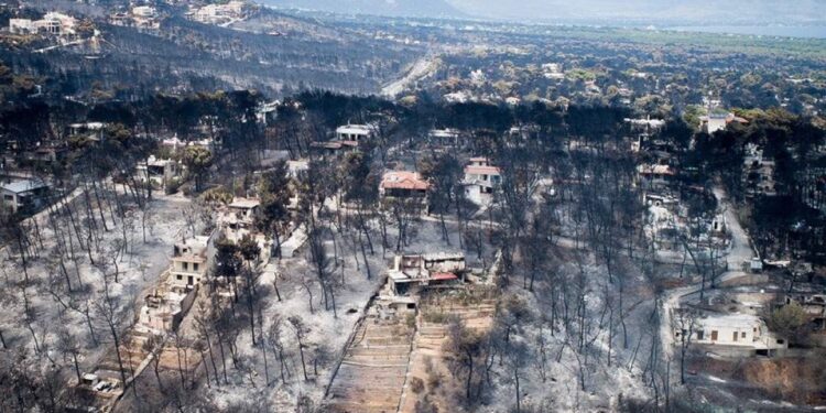 Μάτι: Μετ’ εμποδίων η έναρξη της δίκης – Οι συνήγοροι παρακολουθούν από τα παράθυρα