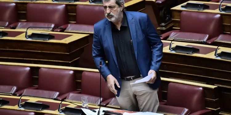 Σακοράφα σε Πολάκη: «Εδώ δεν είναι το καφενείο του χωριού» – Κάλεσε την φρουρά να τον βγάλει από την Ολομέλεια της Βουλής