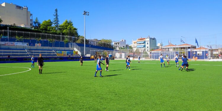 Τα παιδιά του 1ου Γυμνασίου Ηρακλείου Αττικής αναμετρήθηκαν με την Εθνική Ομάδα Αστέγων σε έναν ποδοσφαιρικό αγώνα που δίδαξε αγάπη