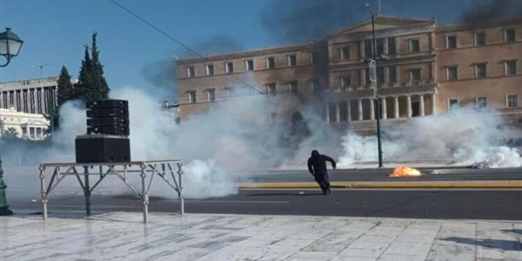 Απεργία: Χημικά και μολότοφ στην πορεία στο κέντρο της Αθήνας