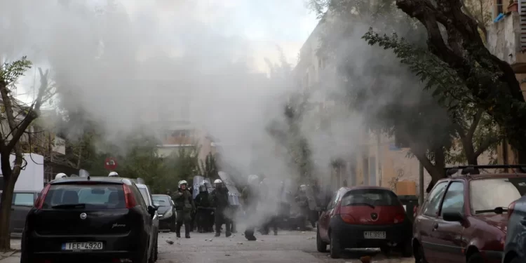 Προσφυγικά Αλεξάνδρας: 78 συλλήψεις στην αστυνομική επιχείρηση – 7 αστυνομικοί τραυματίες- Προσαγωγή φωτορεπόρτερ που κάλυπτε τα γεγονότα
