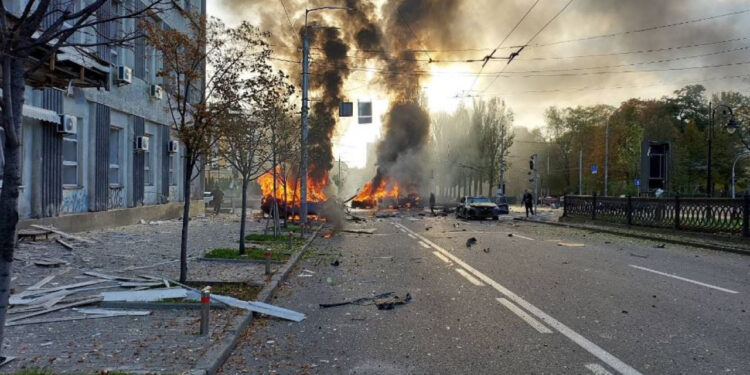 Μαζικό πλήγμα στις ουκρανικές υποδομές: διακοπές σε ρεύμα και νερό, κλειστοί πυρηνικοί σταθμοί