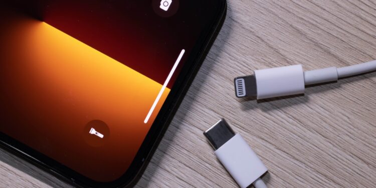 Φορτιστής iPhone: Τι ισχύει αυτή τη στιγμή και τι αναμένεται να αλλάξει