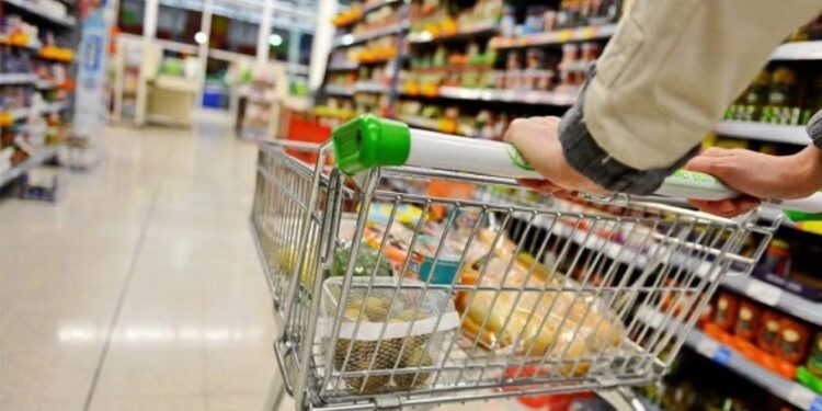 Food pass: Σήμερα στη Βουλή η τροπολογία για την κρατική επιδότηση 10% των αγορών τροφίμων