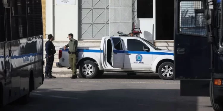 Μεγάλη αστυνομική επιχείρηση στη δυτική Αττική – Τρεις συλλήψεις