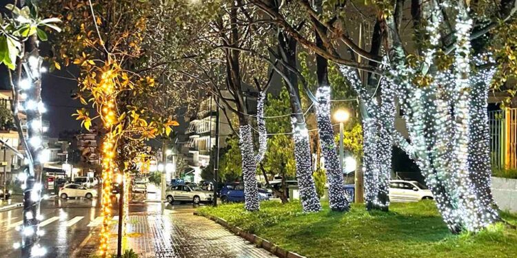 Φωτεινή και γιορτινή η Γλυφάδα για τα Χριστούγεννα