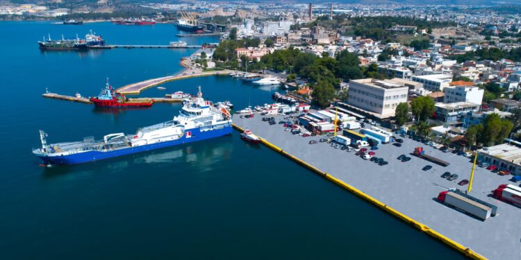 Δήμος Ελευσίνας: Απειλή κινητοποιήσεων για τη διακίνηση LNG στο λιμάνι