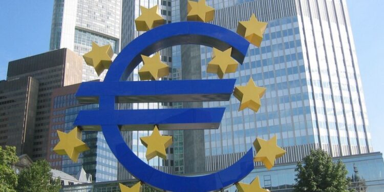 Eπιτόκια: Πιο σταδιακή αλλά συνολικά μεγαλύτερη αύξηση από ΕΚΤ και Fed