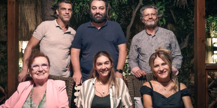 Η Τζούλι Τσόλκα μας μιλά για την παράσταση «ΑΚΡΩΣ ΣΥΜΠΑΝΤΙΚΟ»
