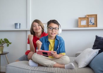 Ηλεκτρονικά παιχνίδια: Τι προσέχουμε πριν τα προσφέρουμε στα παιδιά