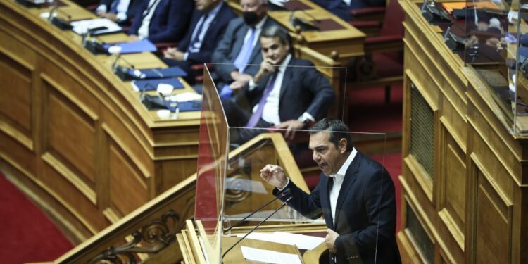 Χαμός στη Βουλή: Κόντρα Μητσοτάκη – Τσίπρα για το ποιος θα κλείσει τη συζήτηση