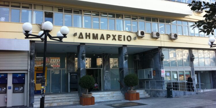Χωρίς ΜΑΠ υποχρεώνονται να δουλεύουν εργαζόμενοι του δήμου Πειραιά
