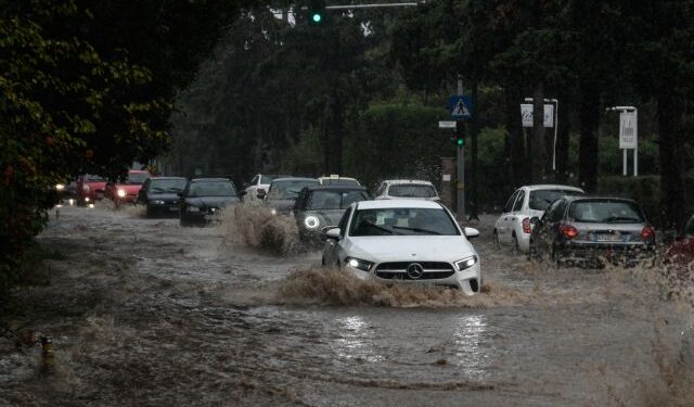 Κλειστοί δρόμοι στην Αθήνα από την κακοκαιρία