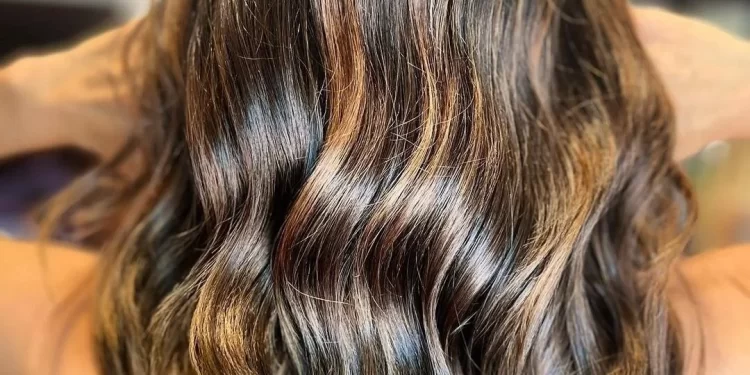 Chocolate brown: Το σοκολατί στα μαλλιά επιστρέφει ως το πιο hot καστανό της σεζόν