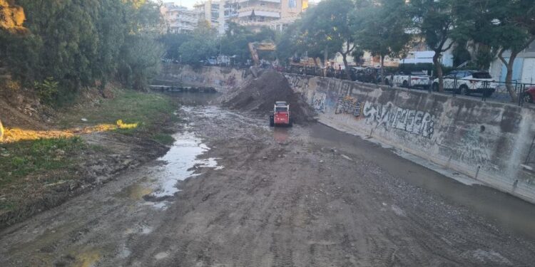 Περιφέρεια Αττικής: Συνεχίζονται εντατικά και σε καθημερινή βάση οι καθαρισμοί των ρεμάτων