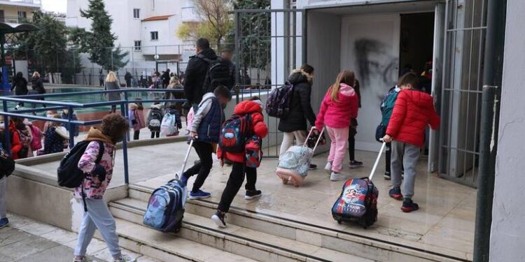Με συστάσεις για χρήση μάσκας επιστρέφουν στα σχολεία οι μαθητές – Πώς θα δικαιολογούνται οι απουσίες