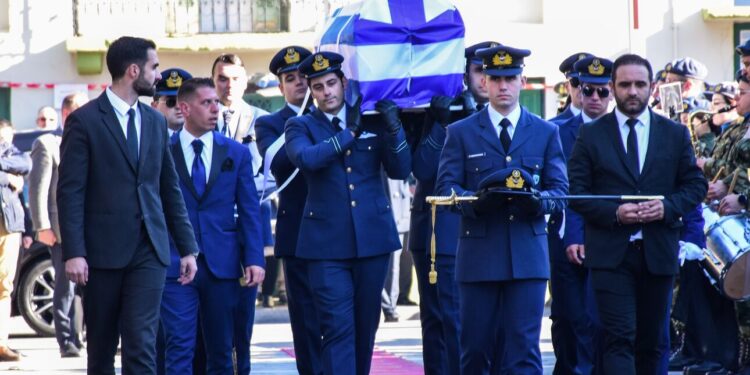 «Πέθανε νέος αλλά γεμάτος Ελλάδα»: Ανείπωτη θλίψη στην κηδεία του Μάριου – Μιχαήλ Τουρούτσικα