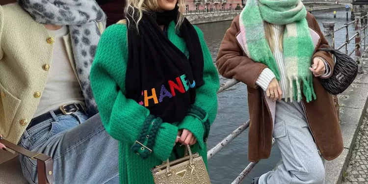 Κασκόλ: Tα σχέδια που φοράνε φέτος τα cool κορίτσια