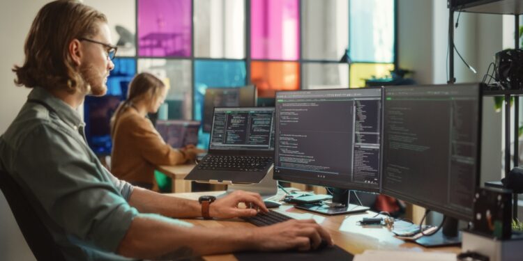 Κολλάει ο υπολογιστής σας; 5 tips που θα τον κάνουν να «πετάει»