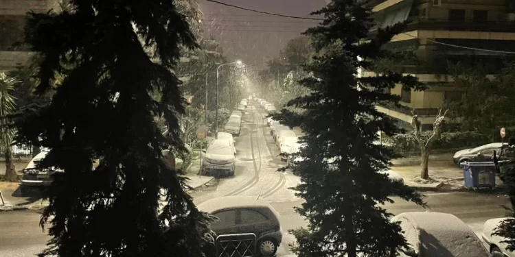 Χιονίζει σε όλη την Αττική και στο κέντρο της Αθήνας- Νέο μήνυμα 112, επικίνδυνες χιονοπτώσεις έως το μεσημέρι