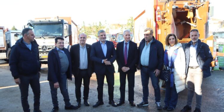 Παράδοση εξοπλισμού για την ανακύκλωση βιοαποβλήτων από τον Γ. Πατούλη στον Δήμο Διονύσου