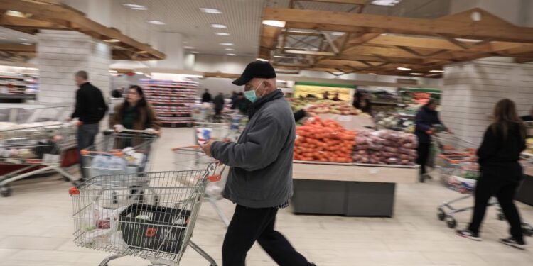 ΕΛΣΤΑΤ: Πληθωρισμός 6,1% τον Φεβρουάριο – Ανατιμήσεις 15% στα τρόφιμα 3 ώρες πριν