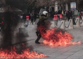 Επεισόδια στο περιθώριο των κινητοποιήσεων για τα Τέμπη – Δέκα προσαγωγές – Κλειστή η Πανεπιστημίου