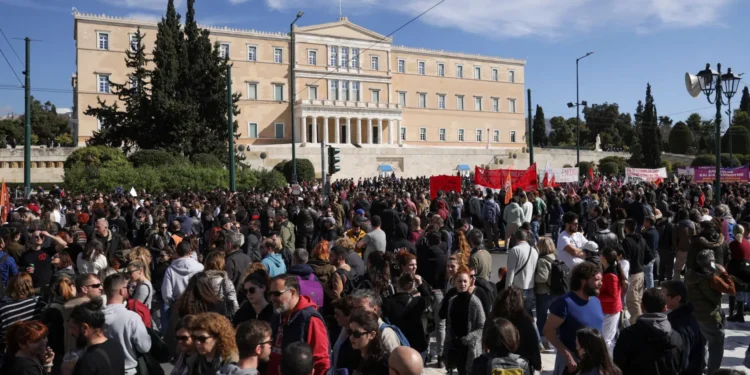 Πάνω από 50.000 χιλιάδες στο κέντρο της Αθήνας για τα Τέμπη – 7 συλλήψεις, 13 προσαγωγές