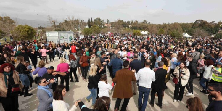 Πλήθος κόσμου στη μεγάλη γιορτή της Περιφέρειας Αττικής για τα Κούλουμα
