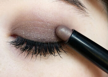 Σκιά σε μορφή στικ: Γιατί την αγαπούν οι make up artists