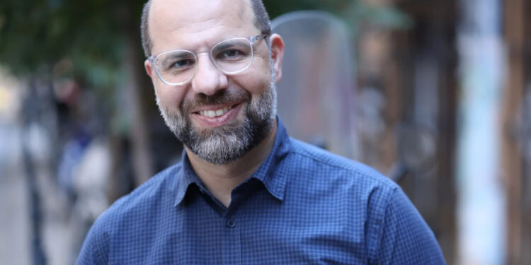 Ο Νίκος Μανωλάκος  βουλευτής Ν.Δ., στον Επικοινωνία 94fm