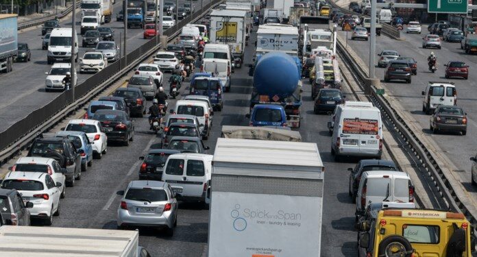 Μεγάλο μποτιλιάρισμα στην άνοδο του Κηφισού λόγω σύγκρουσης αυτοκινήτων στις Τρεις Γέφυρες