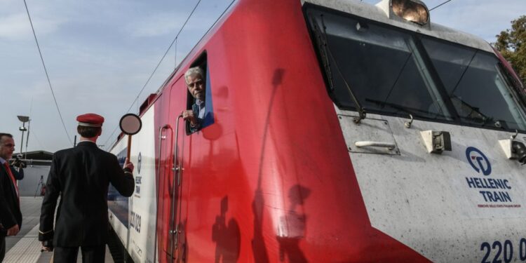 Έφτασε στη Θεσσαλονίκη το Intercity από την Αθήνα – Συγκινημένοι επιβάτες και μηχανοδηγοί
